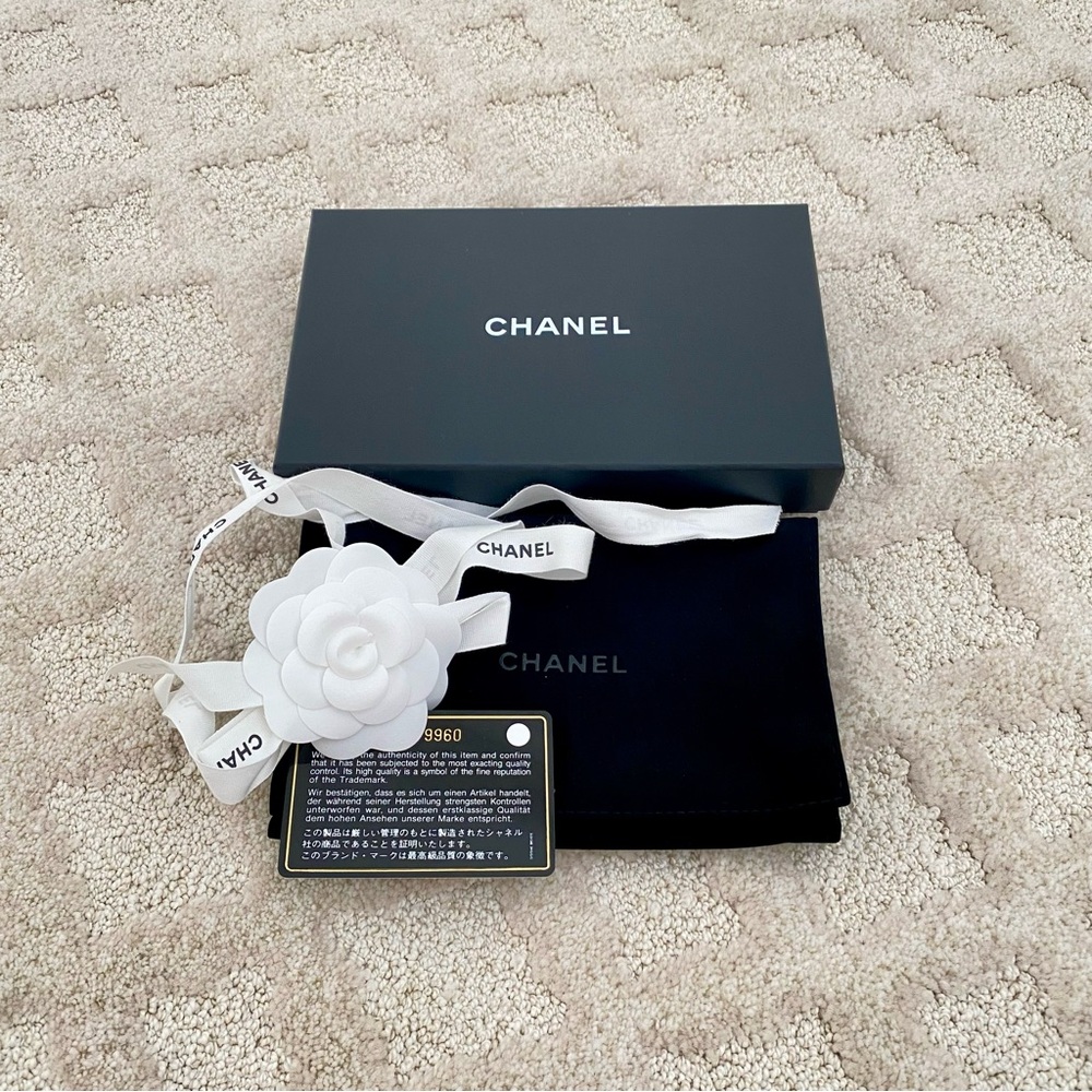 CHANEL🍒Red Quilted Trifold wallet with Gold Accent - Picture 3 of 16